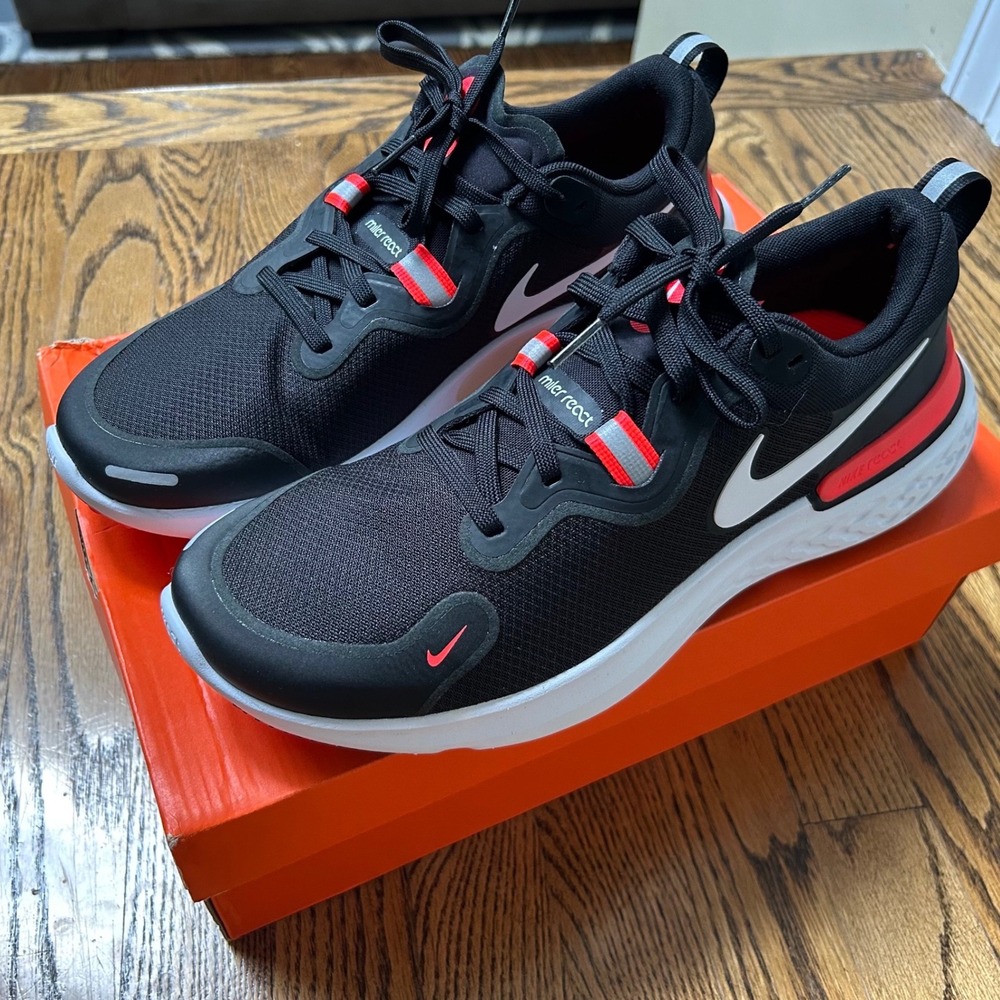 Nike React Miler Black Laser Crimson Running Shoes 10.5 NEW!
